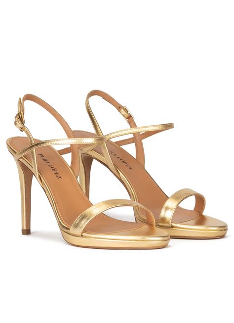 Sandalias doradas con tacón fino y plataforma en piel . PURA LOPEZ