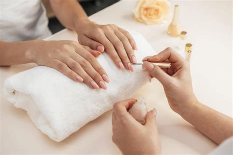 punca kuku patah  kebaikan rawatan manicure iswanah beauty