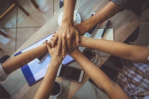 Handen waren een samenwerking concept van teamwork en werken in ...