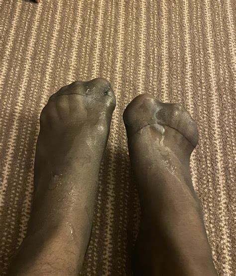 I gave a stranger a footjob in tights and he soaked my toes 🥵 : r