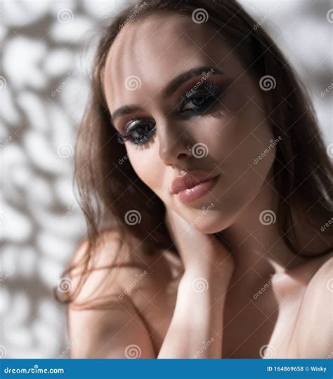 Magnífica Morena Desnuda En Estudio Aquazone Foto de archivo - Imagen