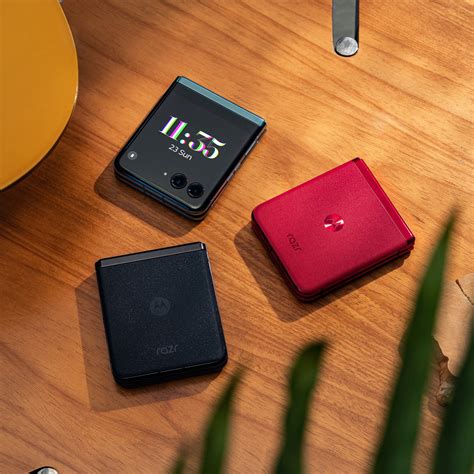 Moto Razr 40 Ultra: Folding smartphone with large external display