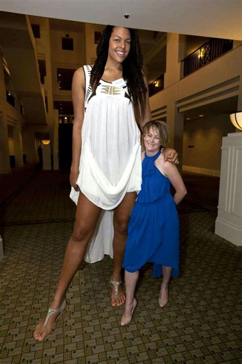 Elizabeth Cambage | Tall women, Tall people, Women