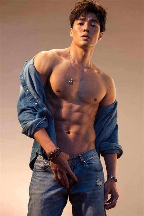 At the shoot with Zhang Yanting, men's fashion model Zhang Yuyuan ...