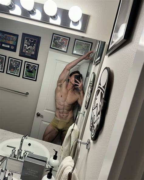 Bathroom photo shoot 👀🦾 • • • Code cdm saves you 10% on all @astroflav ...