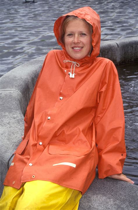 DigitaltMuseum - Regntøy, kvinne i orange seilerjakke | Regntøj, Jakke ...