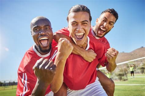 Pessoa Que Fomenta O Time - Time de futebol e vencedor para celebrar o jogo feliz e sorrir ...