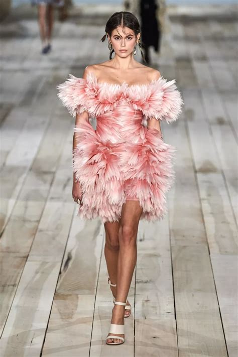 Платья с перьями для летних вечеринок | Vogue UA