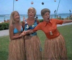 Best 12 The Brady Bunch – Hawaii – Marcia and Jan learn to hula in