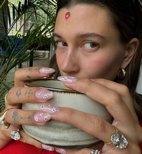 hailey bieber anadio  nuevo anillo  su coleccion regalo del mismo