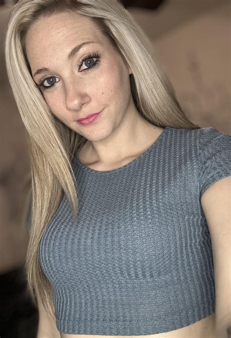 ash 🤍 (u/daddys_goodgirlx) - Reddit