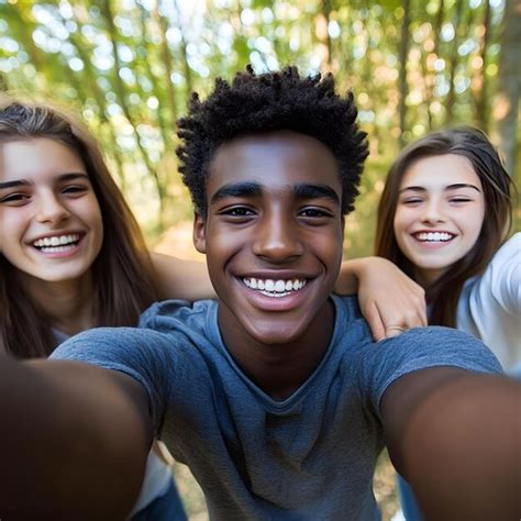 page  smiling friends selfie images    freepik
