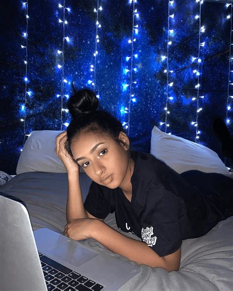 Isyglue : r/LadiesLayingOnStomach