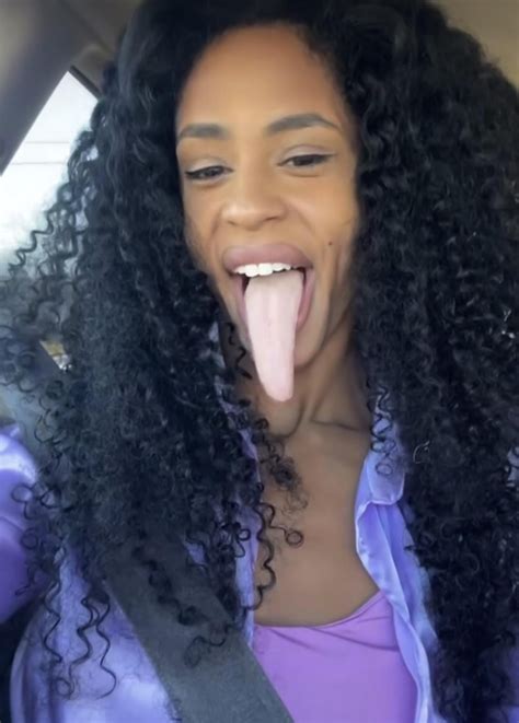 White tongue caked up nasty smelly breath 🤮 : r/whitetonguefetish