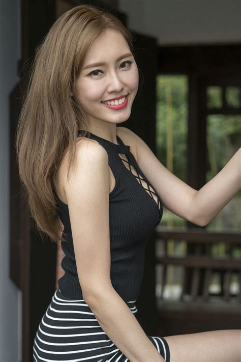 [台湾嫩模] 郭珉妏Queenie - 条纹短裙街拍 写真集 - 微图坊