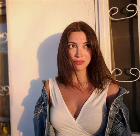 Джемре Гюмели in 2022 | Fashion, Women, Turkish beauty