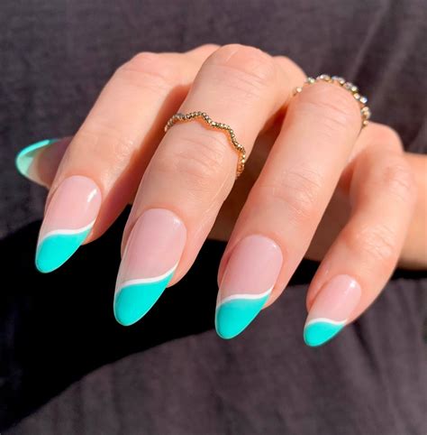 teal fingernails