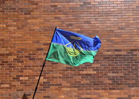 Прапор, підписаний героями на Київщині та Бахмуті, купили на аукціоні в ...