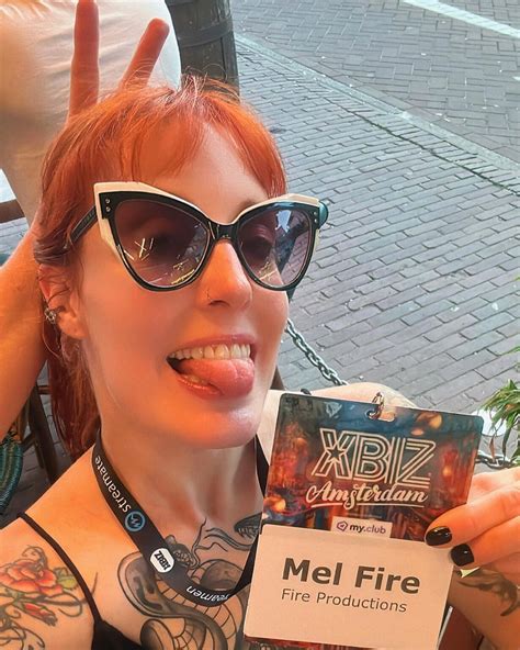 Mel Fire Dominatrix Lança Projeto 18+ Com Tatuagem E Fetiche