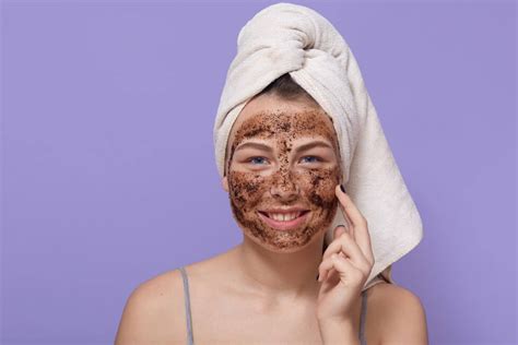 Scrub – co to jest? Scrub a peeling – różnice - Estetico