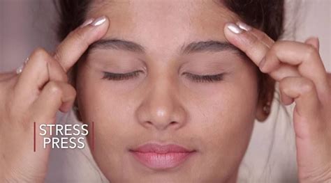 Here's an effective facial massage for glowing skin and a slimmer face ...