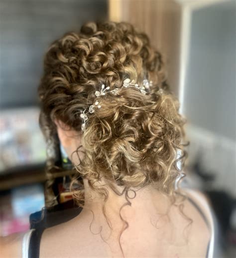 curly  bun wedding hairstyles beachweddingtipscom