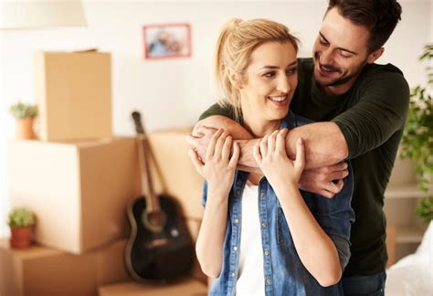Pareja, abrazar, en, casa nueva | Foto Premium