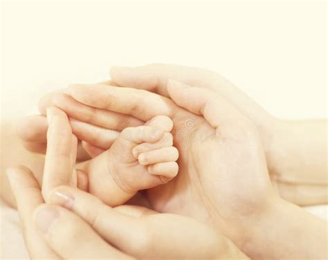 рука семьи принципиальной схемы младенца вручает родителей Стоковое ...