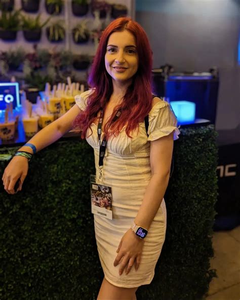 AnnieFuchsia | I don't go outside much.. and when I finally do, I