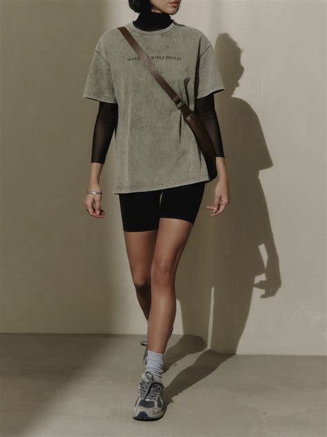 Свободная футболка с потертостями и надписью :: LICHI - Online fashion ...
