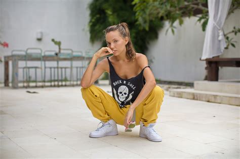 #886606 4K, 5K, Katya Clover, Model, Bokeh, Pose, Dress, Hands, Glance