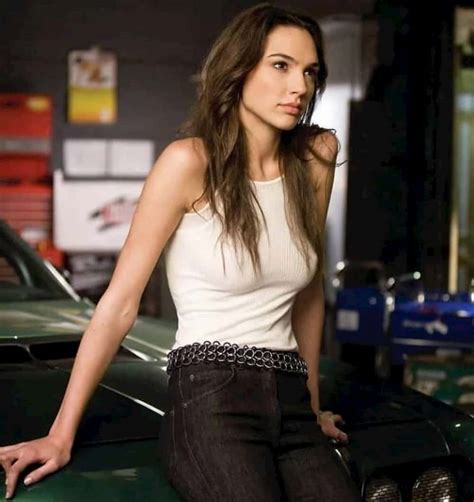 Gal Gadot Measurements – Height, Weight, Bra, Cup & Breast Size ...