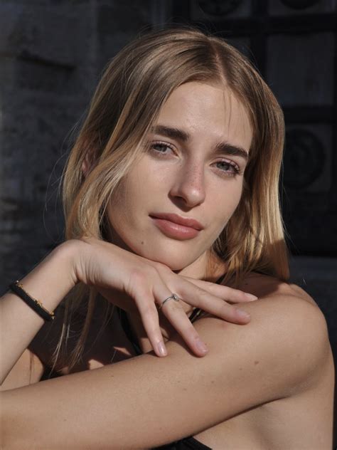 Model Sedcard von Vladislava S - weibliches New Face Fotomodel Deutschland