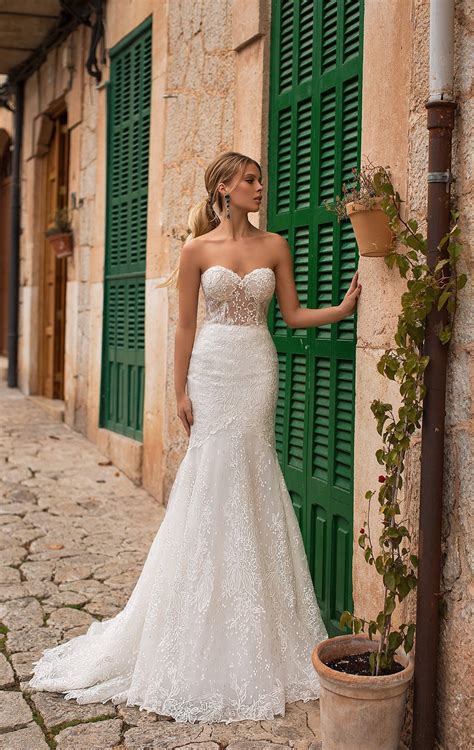 23++ Ashley Carol Wedding Dress