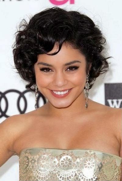 Model rambut ikal pendek bagi wanita
