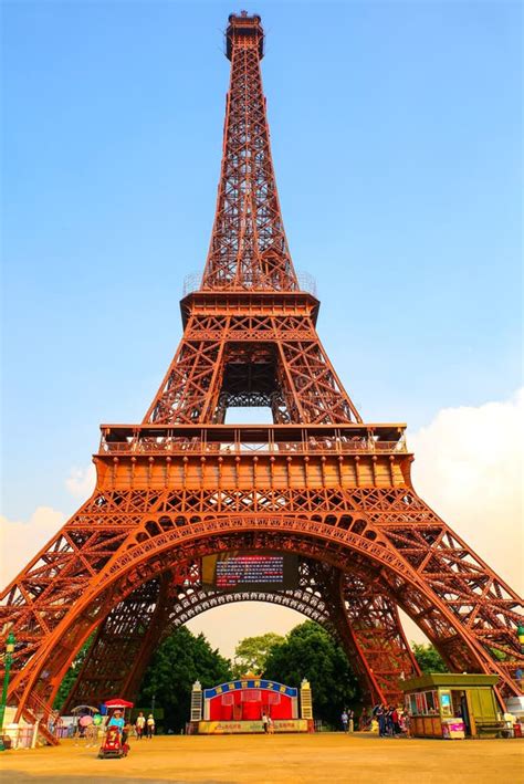 Eiffel Tower Replica at Shenzhen Windows of the World Theme Park, China ...