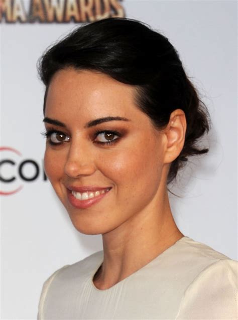 The rare Aubrey smile. : r/AubreyPlaza