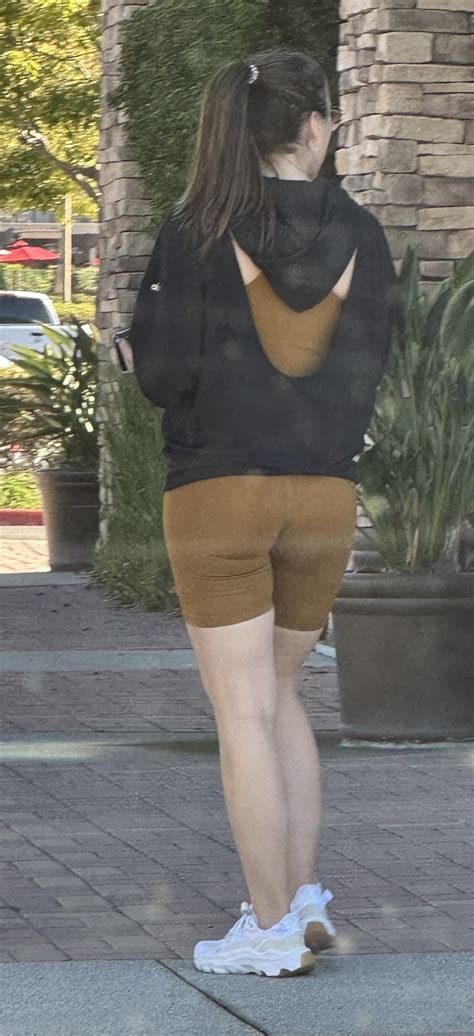 Super sexy milf with a great ass in brown biker shorts - Spandex