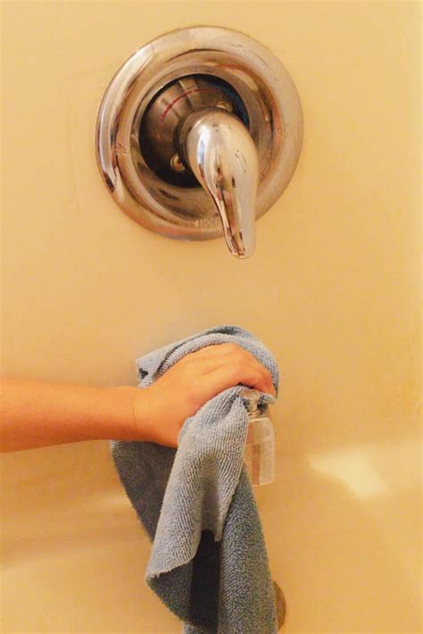 how to clean shower head buildup