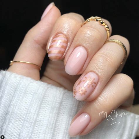 45+ Subtle Christmas Nails Design Ideas