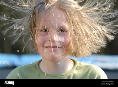 elektrostatik haare fotos und bildmaterial  hoher aufloesung alamy