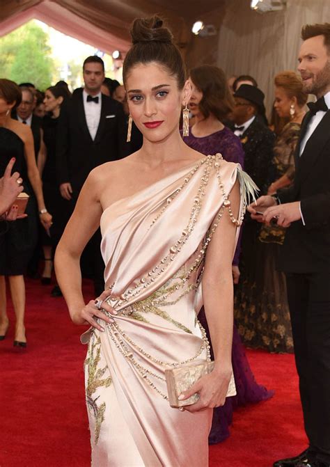 |Lainey Gossip Entertainment UpdateLizzy Caplan at the 2015 MET Gala