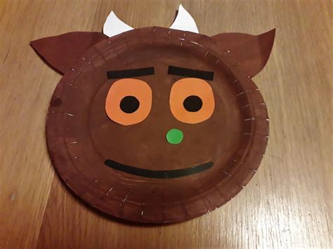 Paper plate Gruffalo - This Crafty Family - Crafts for kids.