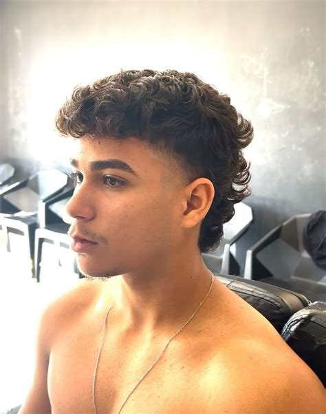 Corte Masculino Mullet Curto - Mullet | Mullet masculino cacheado curto, Estilos de cabelo e barba ...