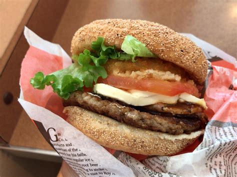 那覇空港 国内線旅客ターミナルの「A＆W 那覇空港店」でハンバーガー - みうけんのヨコハマ原付紀行
