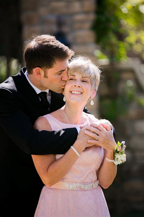 17 Tender Mother-Son Wedding Photos That Will Make You Grateful For Mom