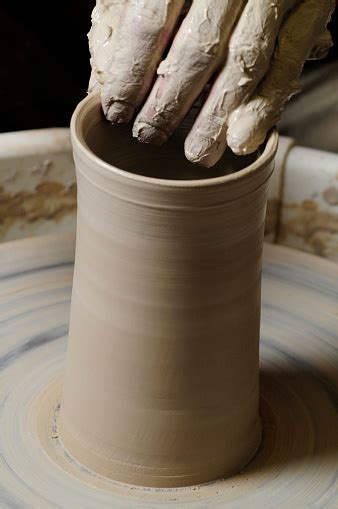 membuat tembikar  tangan  roda tembikar foto stok