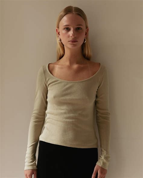 how to cut the neckline of a shirt 3