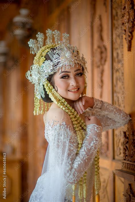 amazing smiling bride traditional javanese bridal portrait indonesian