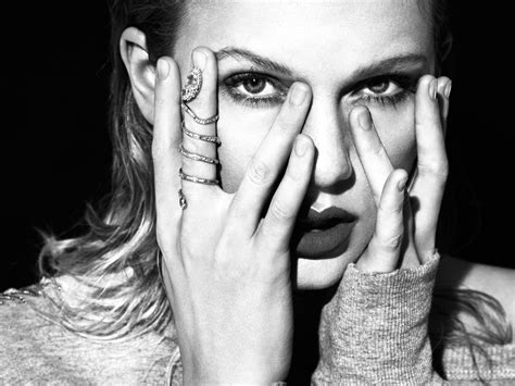 Taylor Swift Black And White Wallpaper